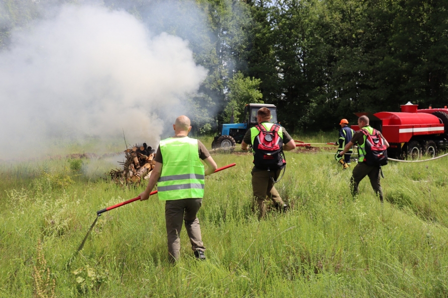 У ДП «Звягельський лісгосп АПК» відбулися спільні навчання лісівників та рятувальників