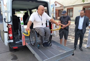 Люди з особливими потребами дають низьку оцінку безбар’єрності у Звягелі