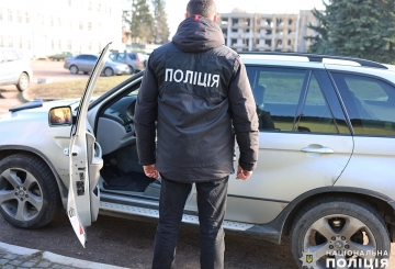 Затримали жінку за продаж гуманітарних автомобілів для ЗСУ