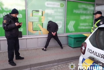 У Звягелі поліцейські затримали чоловіка за вчинення розбою на АЗС