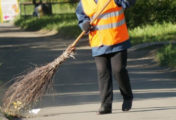 «Найкращий двірник Звягеля»: пропонуйте кандидатури і підтримуйте в боротьбі за приз!