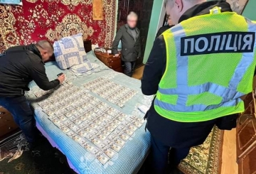 Хабарі за «правильні» діагнози: на Житомирщині поліція затримала голову обласної ВЛК та його спільників