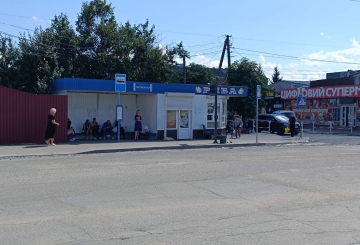 Зупинка міських автобусів на автовокзалі першочергово потребує адаптації до інклюзії