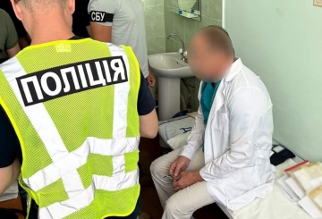 2000 доларів за оформлення інвалідності: поліцейські Житомирщини викрили лікаря-невропатолога