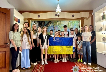 Звягельські поліцейські разом із дітьми передали Прапор України для захисників