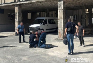 Обклав даниною деревину: на Житомирщині поліцейські викрили посадовця у хабарництві