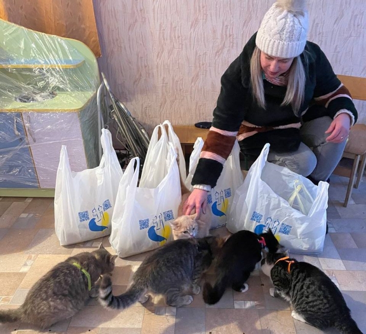 Українська діаспора з Німеччини передала харчі для безпритульних тварин