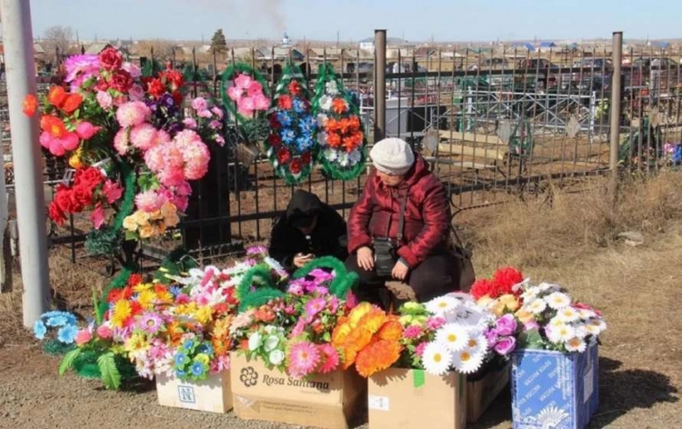 Чи бути пластику на кладовищах,  меморіалах, пам’ятниках громади?