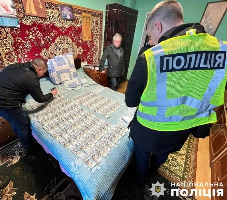 Хабарі за «правильні» діагнози: на Житомирщині поліція затримала голову обласної ВЛК та його спільників