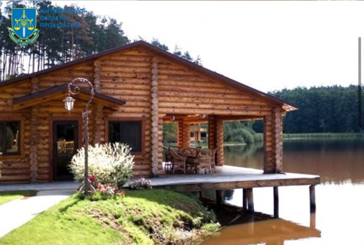 Мати, син і невістка розгорнули протиправний бізнес у прибережній зоні