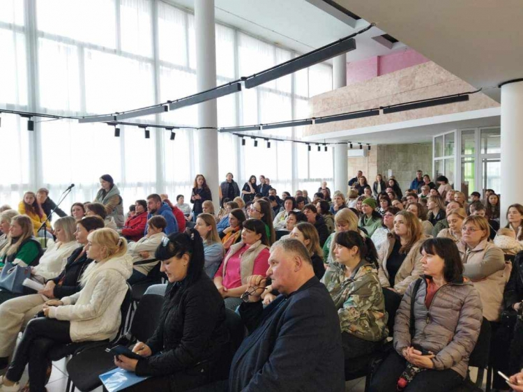 Війна в освіті: Ліцей №1 висловив недовіру владі. Чи почують взаємні аргументи влада, педагоги і батьки?