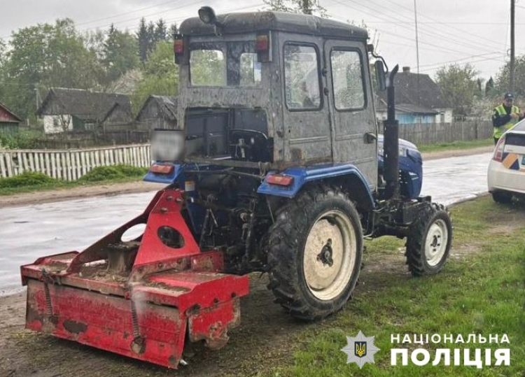 На тракторі — з підробленим посвідченням