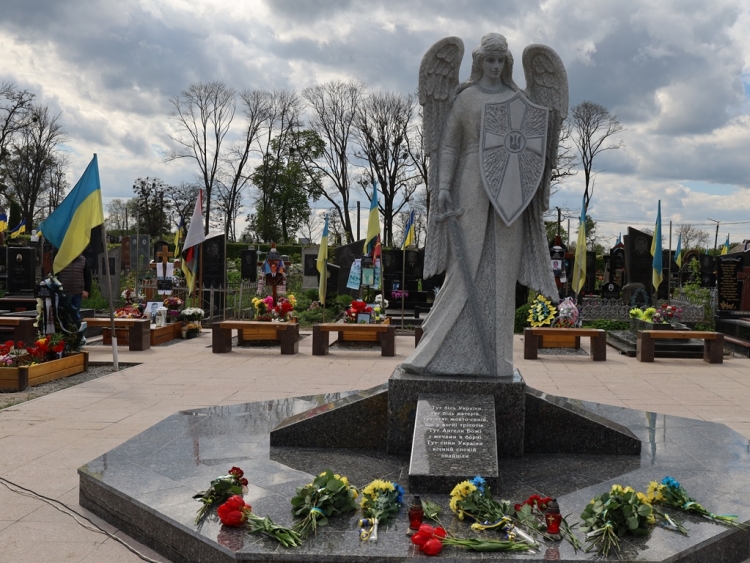 Відлуння небесної захисної сили: скульптура Архангела Михаїла полеглим Героям Звягеля