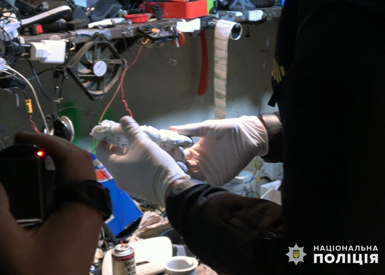 Поліцейські ліквідували нарколабораторію та викрили її організатора й дилерок