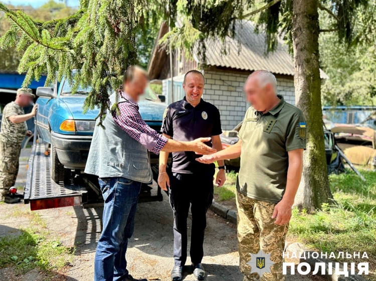 За сприяння звягельської поліції військовим передали автомобіль