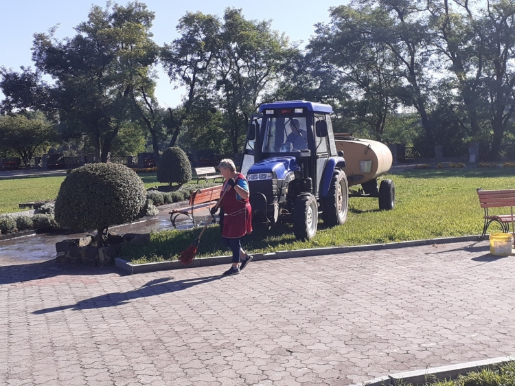 Комунальники продовжують роботи з благоустрою міста і нагадують про вакансії