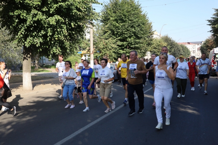 Всеукраїнський забіг «Шаную воїнів, біжу за Героїв України» у Звягелі: пам’ять, яка об’єднує