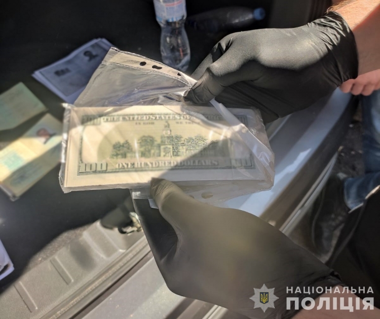За 20 тисяч доларів пропонував допомогу у виїзді військовозобов’язаному за кордон