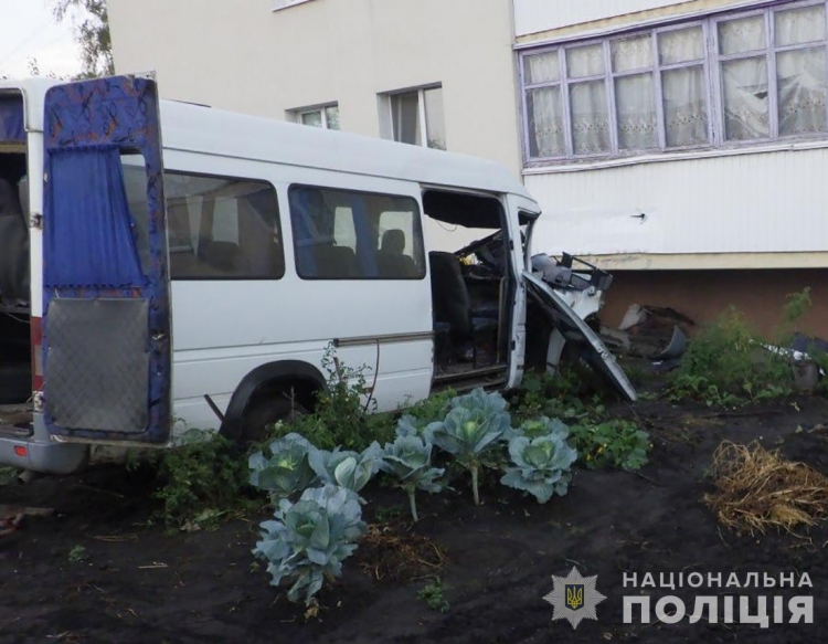 Звягелянин викрав автобус і врізався на ньому в стіну багатоповерхівки