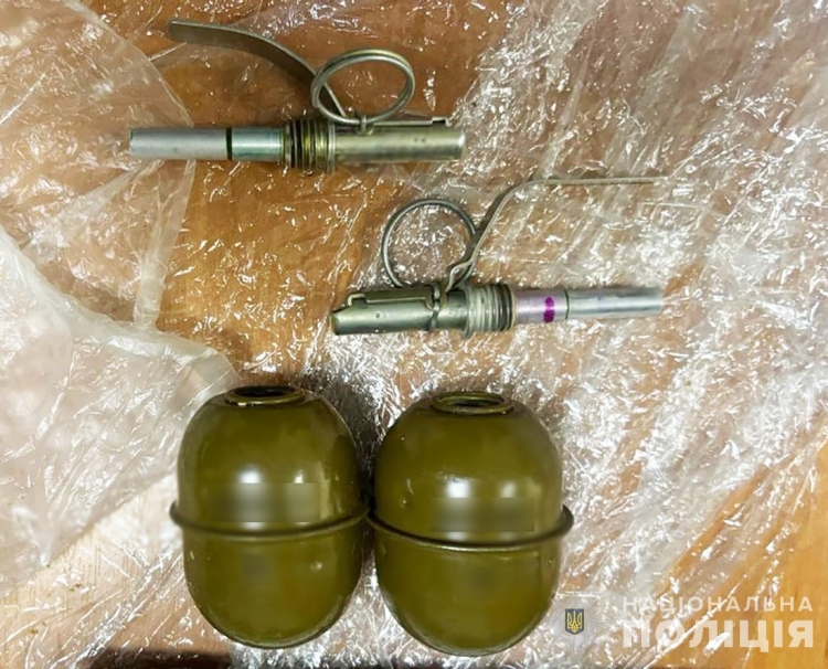 Житель Ємільчинської громади торгував… гранатами на вулиці селища