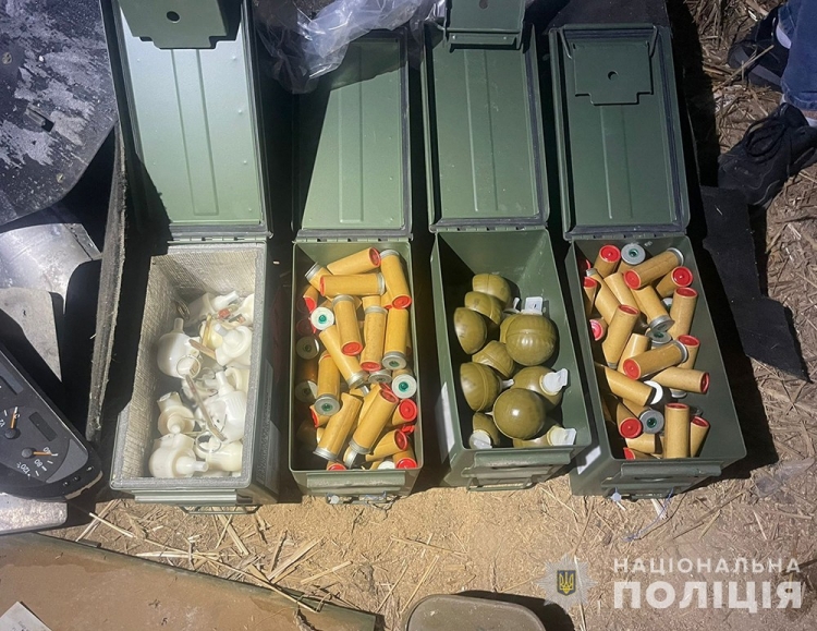 Звягелянин зберігав удома 54 гранати, понад 1000 набоїв та автомат Калашникова