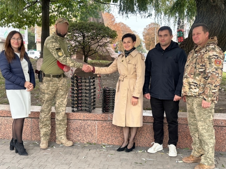 Відбулася передача десяти- та семидюймових FPV-дронів нашим захисникам із 115 ОБр ТРО