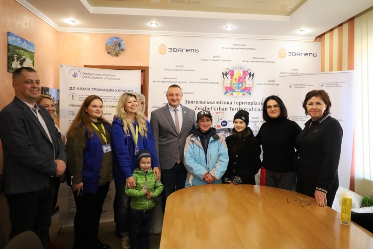 Звягель прийняв родину  з окупованої території