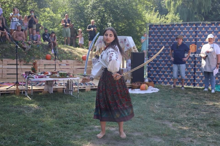 Шаблі як мистецтво: чорноброва звягелянка підкорює тік-ток