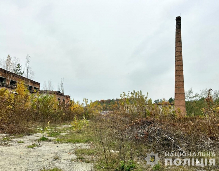 У Звягелі 13-річний юнак тяжко травмувався, упавши з труби консервного заводу