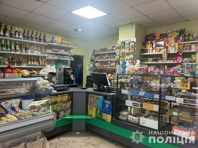 Вчинив розбій у крамниці та викрав автомобіль: звягельські поліцейські затримали підозрюваного