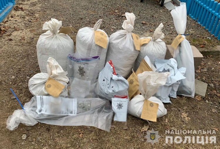 Вилучили 40 кілограмів канабісу та зброю: поліція затримала наркодилера