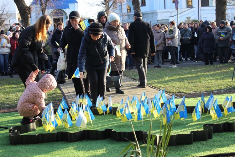 У Звягелі вшанували пам’ять Героїв України під час загальноміської акції «Герої в нашому серці», присвяченої 1000 дням війни
