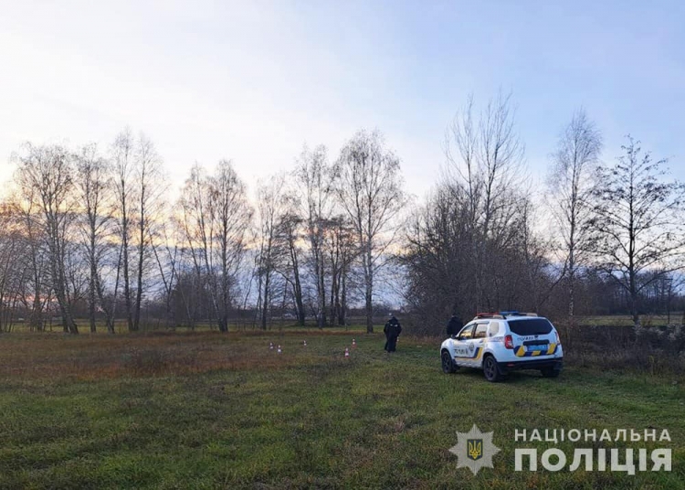 Сумка з вибухівкою на городі: на Звягельщині поліцейські вилучили небезпечну знахідку