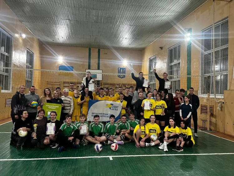 Команди закладів освіти Звягеля змагалися у волейболі