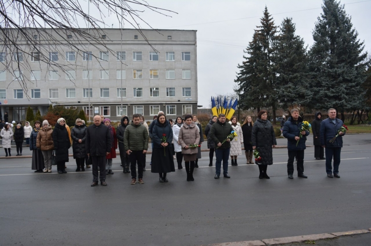 День Гідності та Свободи: у Звягельській міській громаді вшанували пам’ять загиблих Героїв