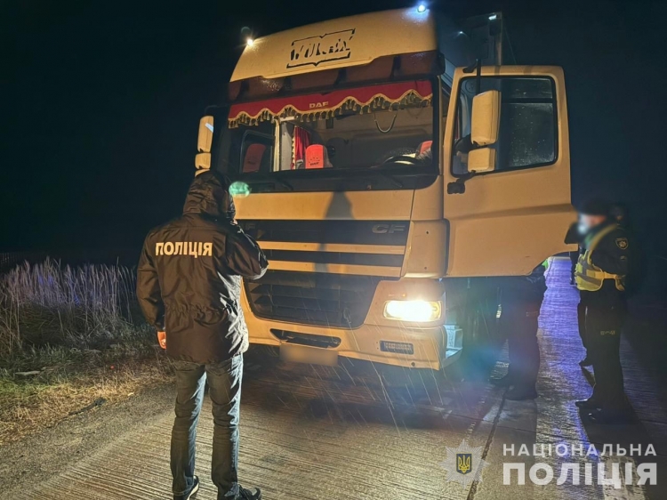 Нацполіція заблокувала міжрегіональний канал постачання спирту підпільним виробникам