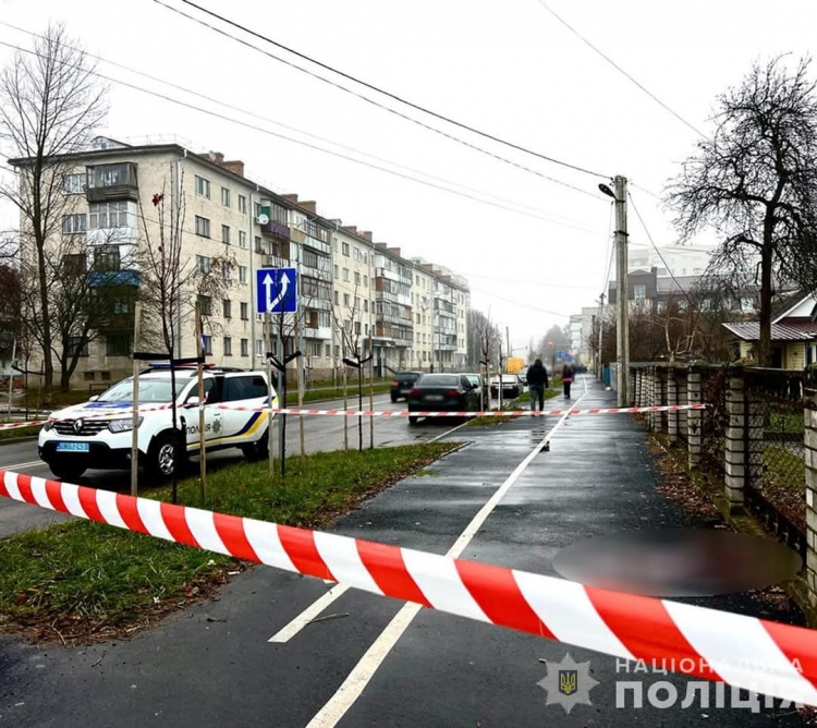 У Звягелі просто на вулиці чоловік ножем поранив жінку