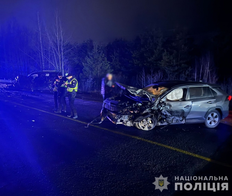 На трасі «Київ-Чоп» зіткнулися Toyota та Nissan: шестеро людей отримали травми