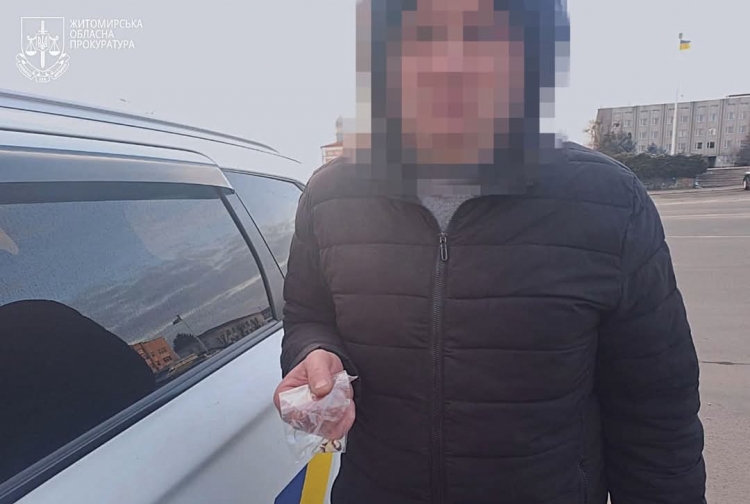 На Житомирщині працівник моргу зрізав каблучку у загиблого військовослужбовця та здав у ломбард