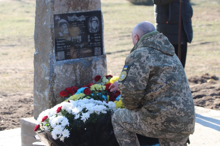 Пам’яті героїв: у Звягельському районі відкрито пам’ятник загиблим авіаторам