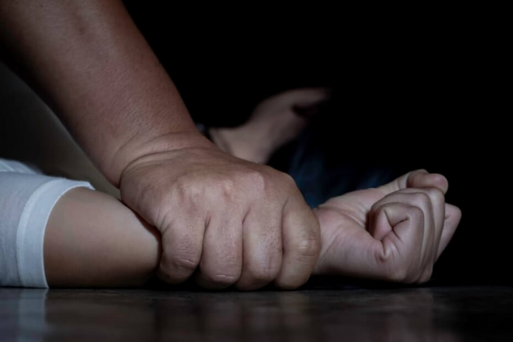 На Звягельщині чоловіку повідомлено про підозру у вчиненні зґвалтування своєї 8-річної доньки