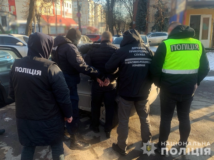У Житомирі затримали «ділка», який обіцяв військовозобов’язаним організувати виїзд за кордон
