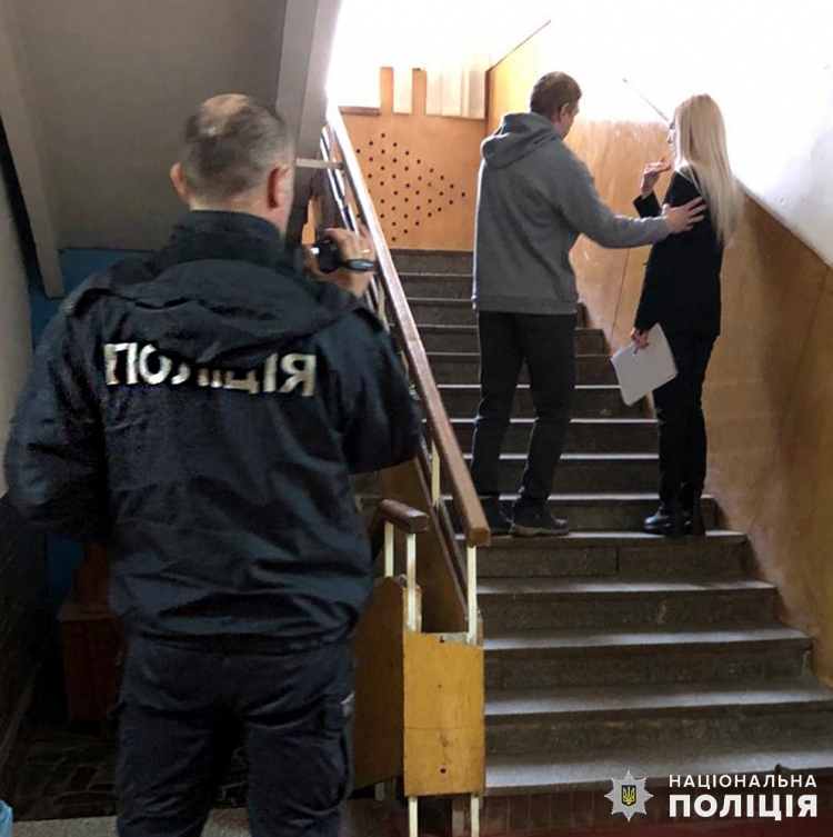 Поліцейські повідомили вчителю малинського ліцею про підозру у побитті восьмикласників