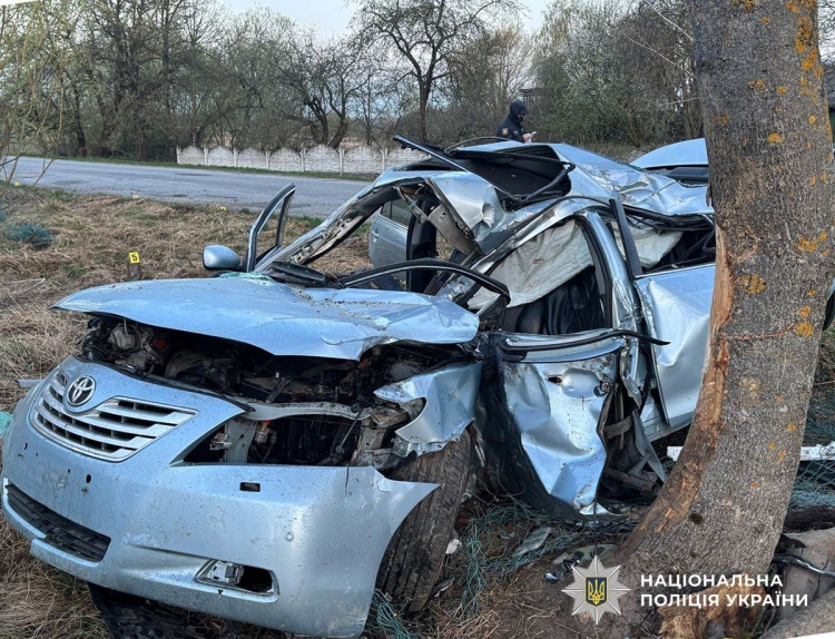 Тяжкі травми отримали водій та пасажир автомобіля: ємільчинські поліцейські встановлюють обставини ДТП