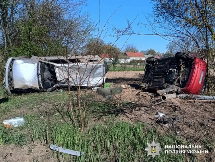 Поблизу Нової Раманівки внаслідок ДТП перекинулися два автомобілі