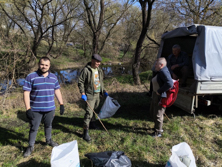 Весняна толока: працівники «Звягельводоканалу» прибирали біля Случі