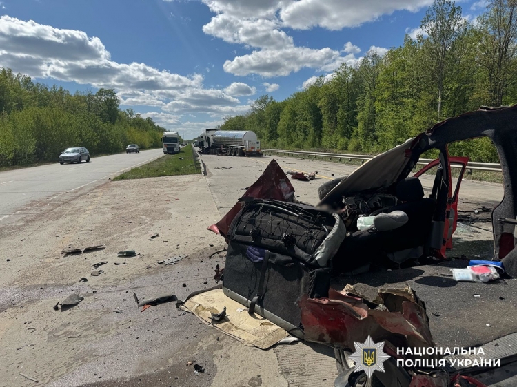 Неподалік Житомира в ДТП загинув водій легковика, неповнолітній пасажир — у лікарні