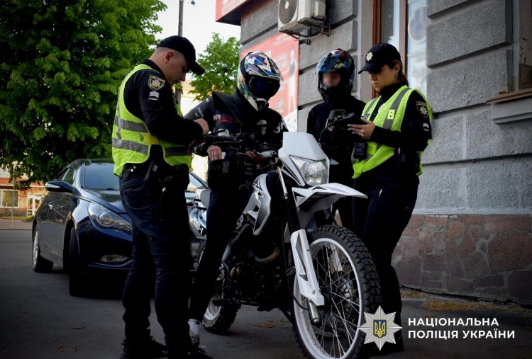 На Звягельщині поліцейські проводять профілактичну роботу з мотоциклістами