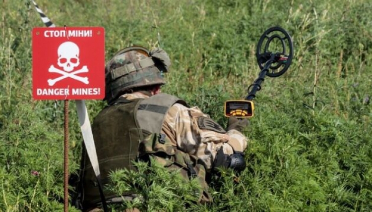 Життя на вибухівці: чому розмінування України триватиме роки