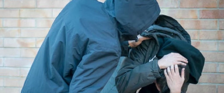 Били заради розваги й знімали на телефон: підозра у катуванні людей двом жителям Коростишева